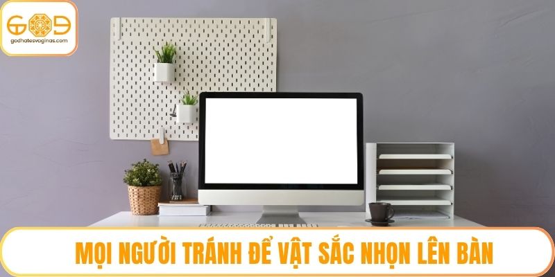 Mọi người tránh để vật sắc nhọn lên bàn